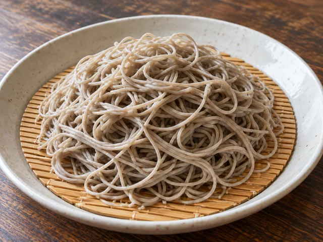 竹ざるに盛られた手打ち蕎麦のイメージ